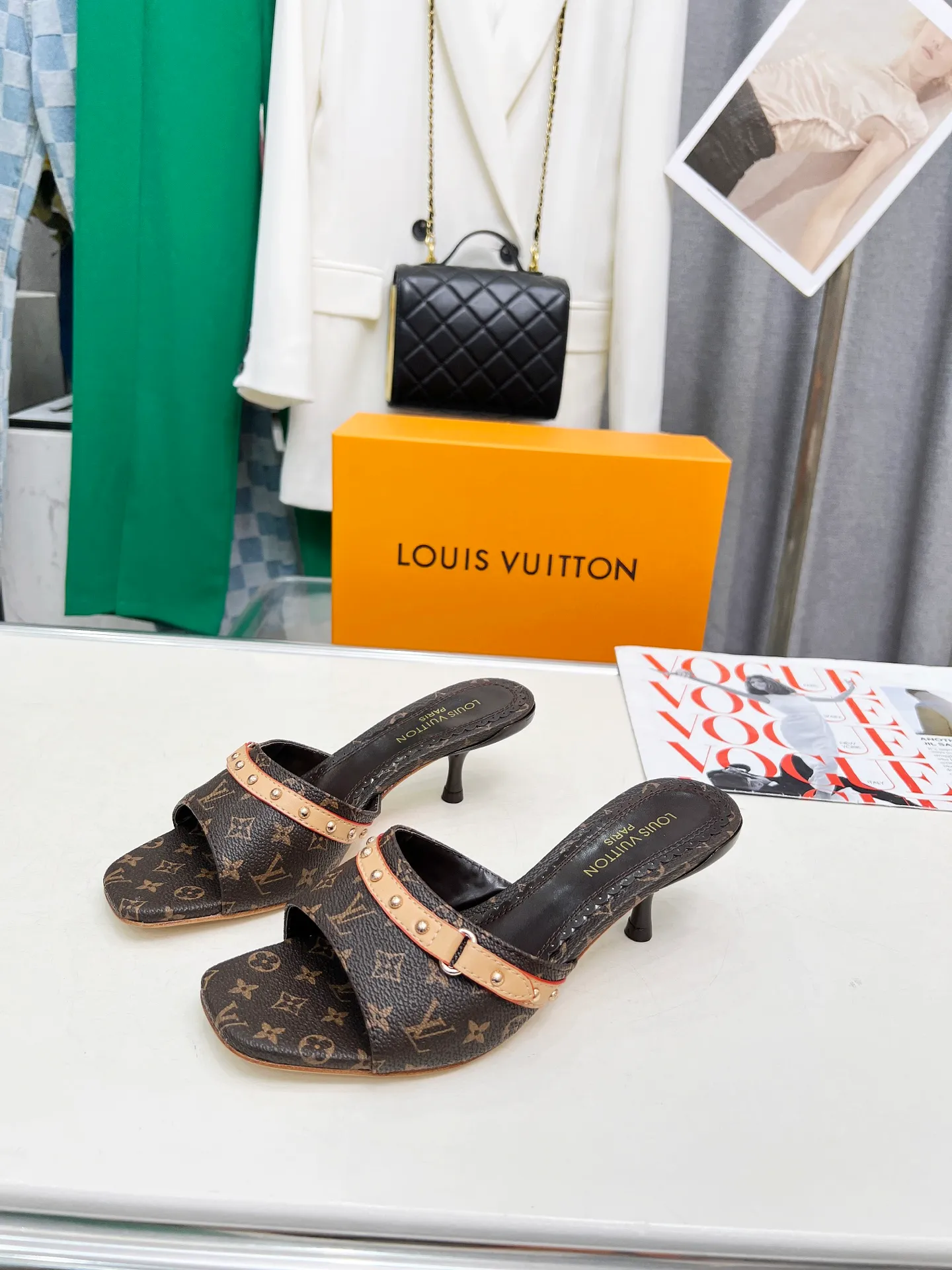 👟👟Ex-factory price 440👟👟 LV new denim kitten heel slippers 2025 summer must-have for goddesses, original replica, super comfortable on the feet. Show off the queen's temperament, the heel height is 5.5CM, which shows your temperament without being tiring. Standard code: 35-42 (41 and 42 codes are customized, non-returnable and non-exchangeable)